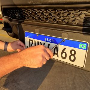 mao-masculina-prendendo-placa-carro-padrao-mercosul-picape-com-chave-philips